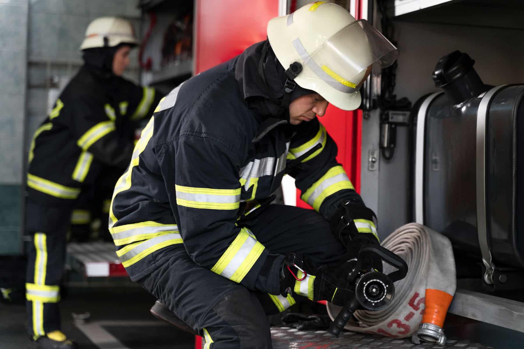 Tejidos ignífugos. Qué son, cómo funcionan y por qué son esenciales en la seguridad industrial.